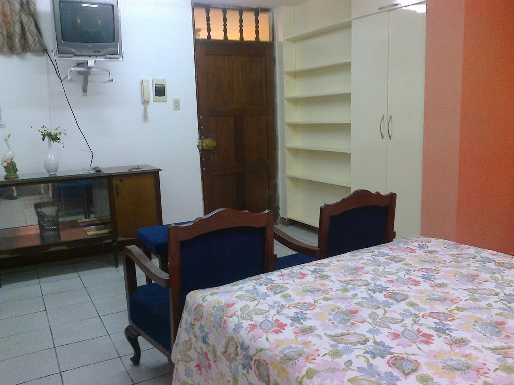 Strenua Santa Maria Suites Trujillo Room photo